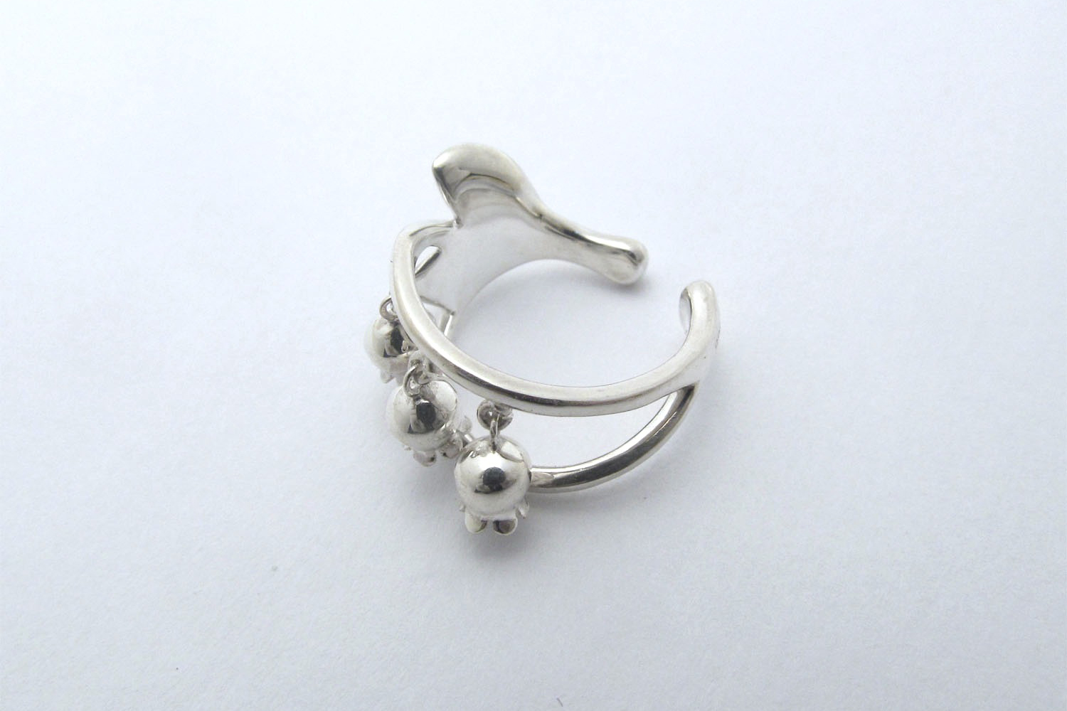 そよ風に揺れるすずらんのイヤーカフ　〜Lily of the valley〜♬　【左耳用】